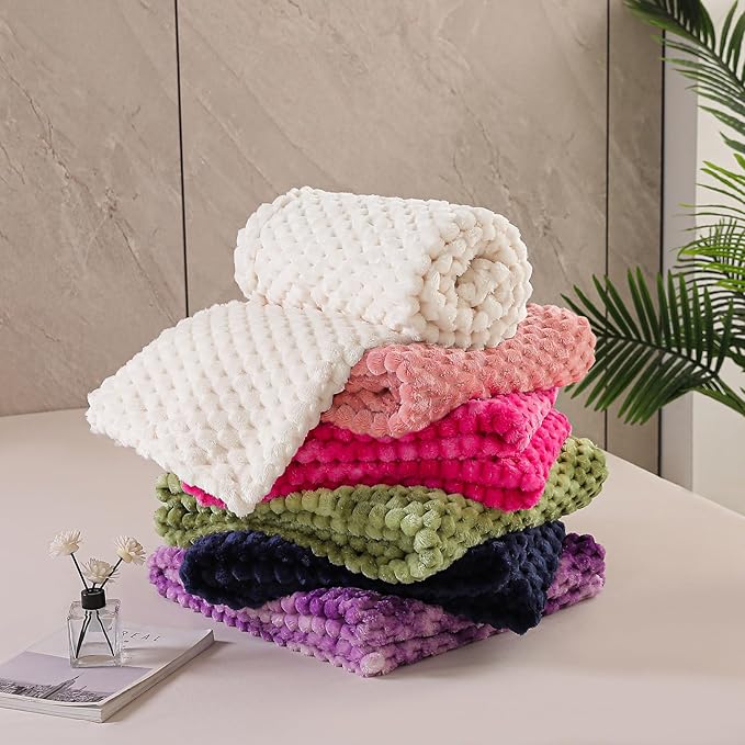 Exclusivo Mezcla Fleece Queen Blanket for Bed, Extra Large Fuzzy Deep Red Bed Blankets, Soft Cozy Plush Sofa Throws for All Seasons, 90x90 Inches
