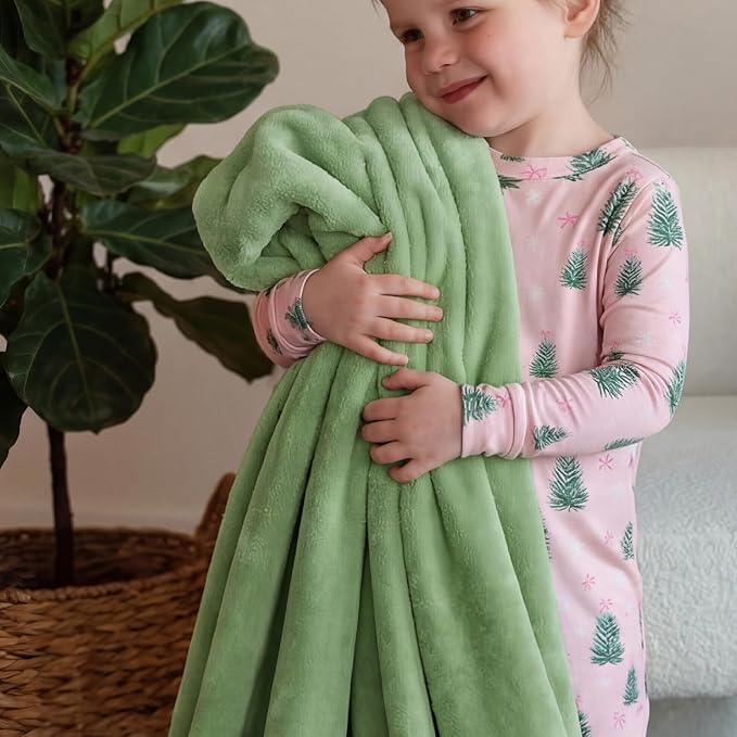 Bedsure GentleSoft Green Throw Blanket for Couch - 300GSM Soft Cozy Fleece Blankets for Home Decor Gifts, Emerald, 50x60 Inches